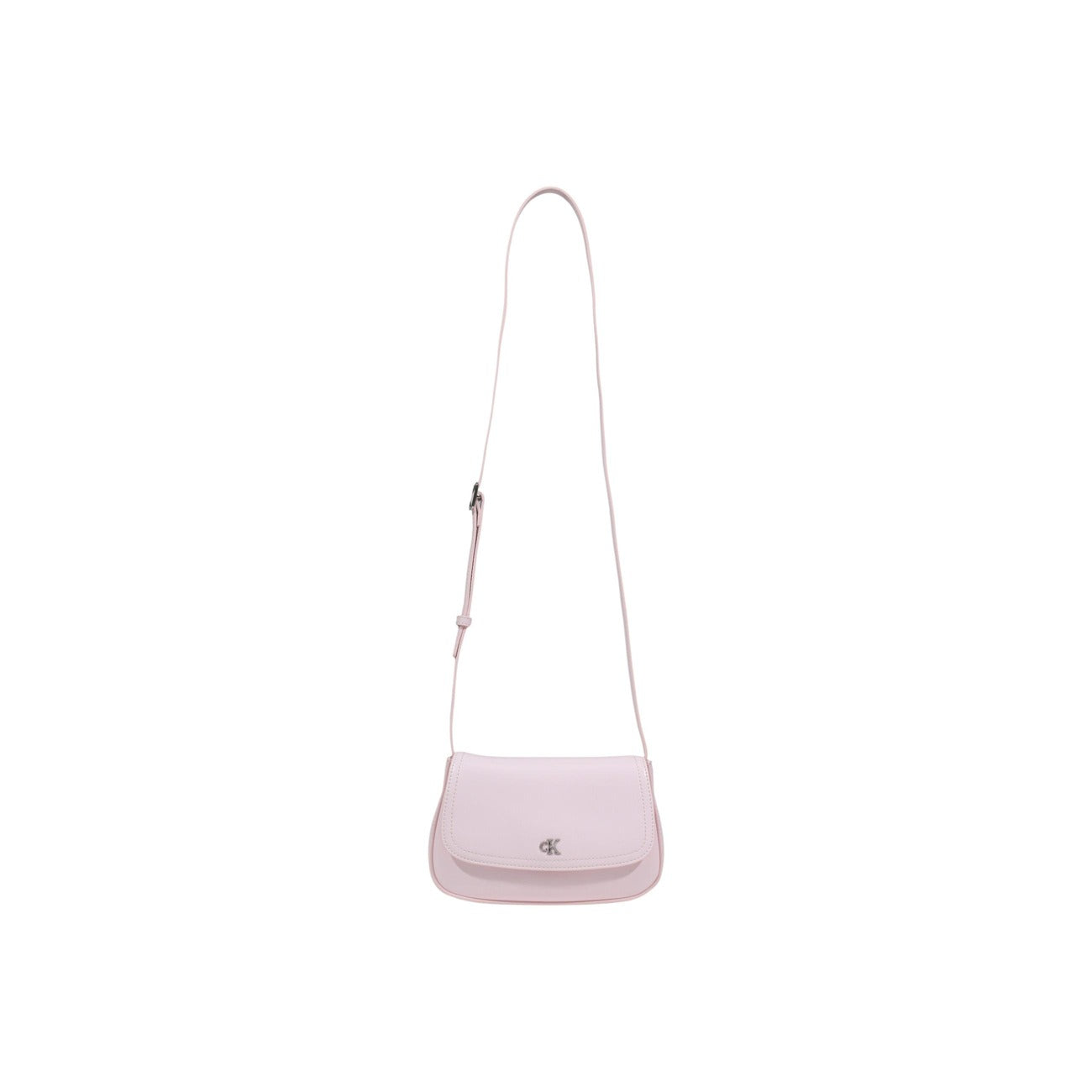 Borsa Calvin Klein Flap Camera; 51% Poliestere riciclato. Logo cK dorato, chiusura a patta, tracolla regolabile. Design compatto e sostenibile, perfetto per ogni occasione. Vista con tracolla