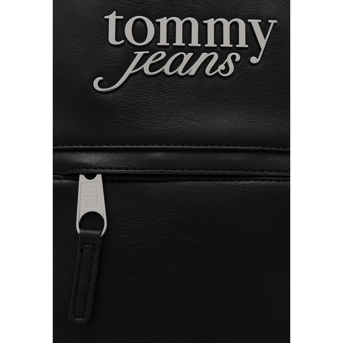 Mini Zaino Donna Tommy Hilfiger; Nero. Struttura in poliuretano, chiusura con zip metalliche, tasca frontale esterna e spallacci regolabili imbottiti. Patch logo Tommy Jeans in rilievo, misure micro e capienti (20x27,5 cm) Dettaglio