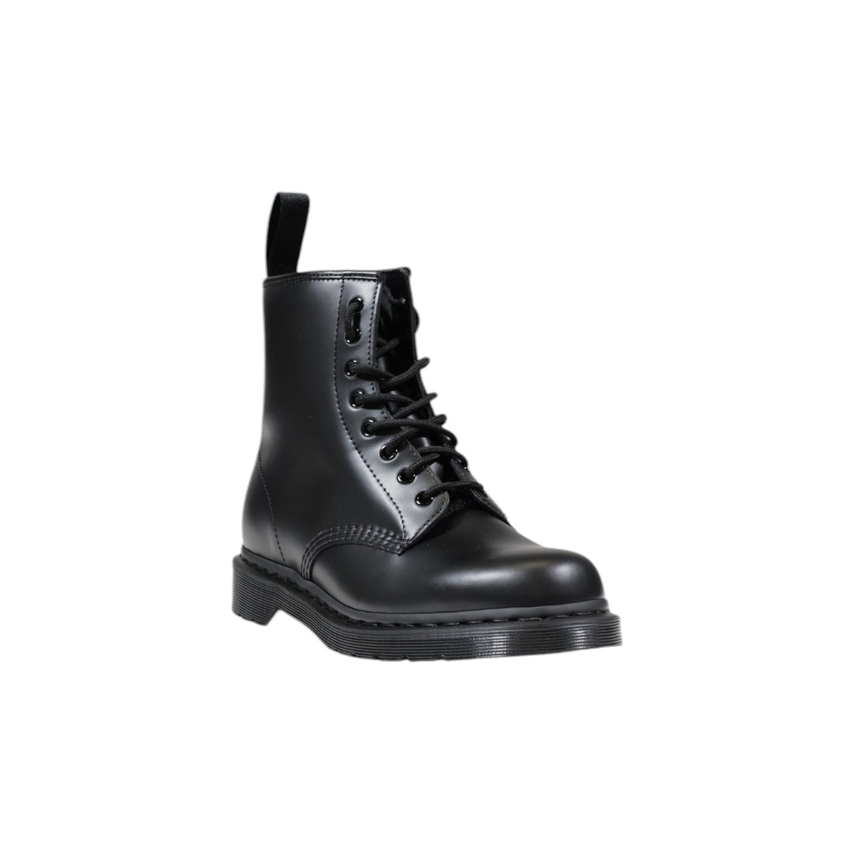 Anfibi Dr Martens 1460 Mono neri unisex. Stivaletti classici 8 fori in pelle liscia rigida Smooth con lavorazione Goodyear, suola ammortizzata nera, fettuccia posteriore e dettagli tono su tono.