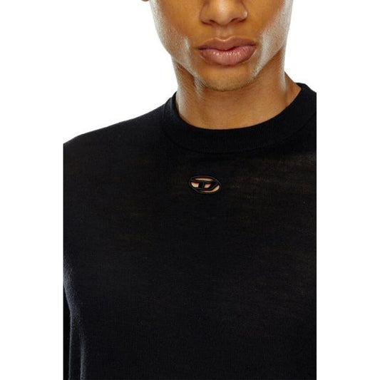 Maglione Uomo Diesel Nero con Scollo Tondo 100% Cotone Autunno/Inverno Vista dettaglio logo sul petto indossato da modello