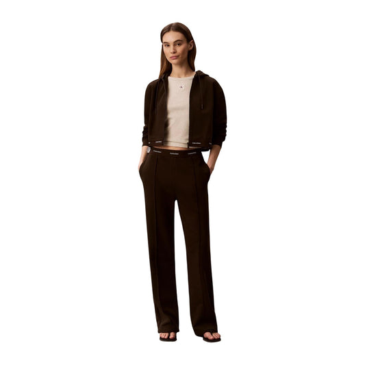 Felpa Cropped Donna Marrone Calvin Klein Jeans; Giacca sportiva in cotone con cappuccio, chiusura a zip e polsini elastici. Bordo vita con elastico logato a vista, stile casual-sportivo. Figura intera