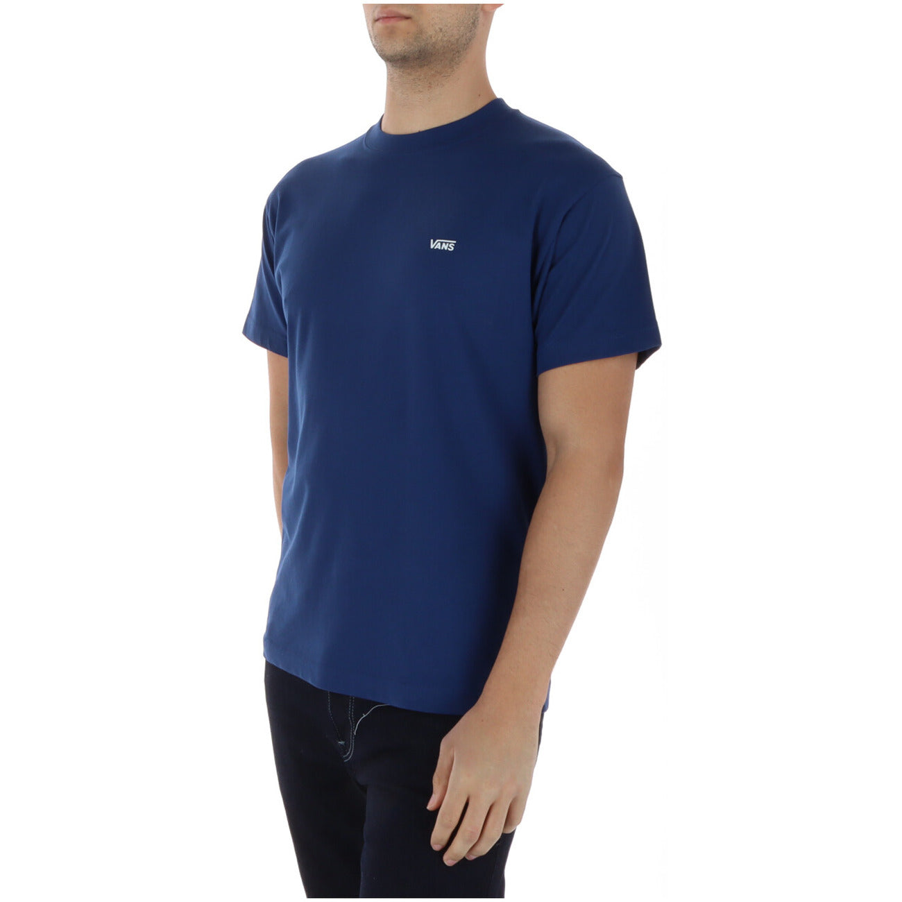 Vans T-shirt blu con logo sul cuore; 100% cotone, regular fit, tessuto elasticizzato. La t-shirt basic iconica per lo stile quotidiano. Vista frontale laterale