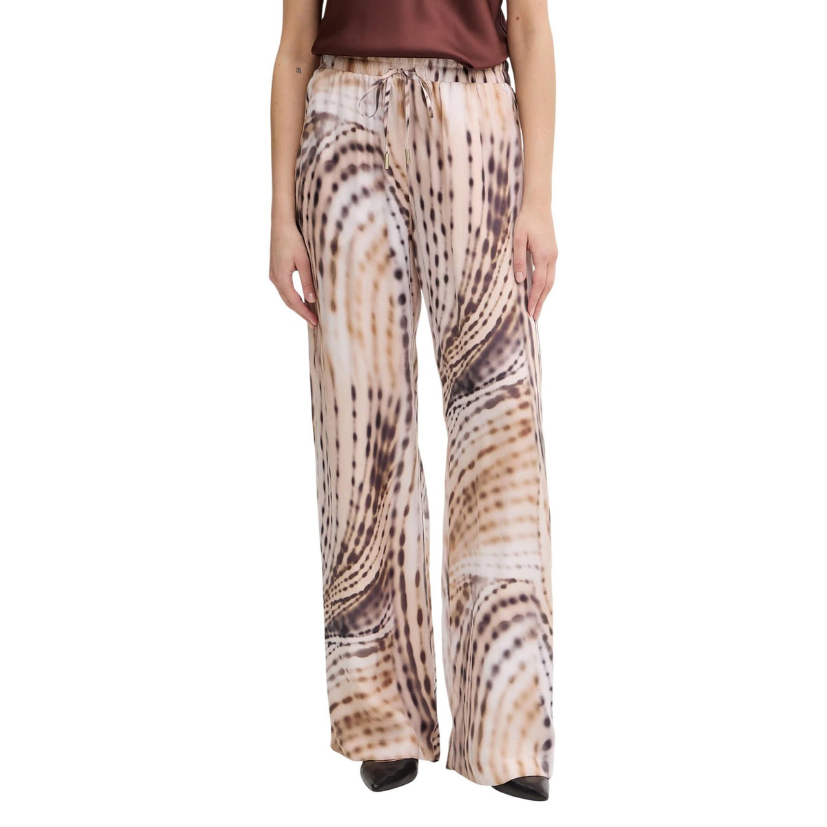 Pantaloni palazzo Guess donna rosa modello W6GB07 W1781. Pantaloni ampi stile jogger fluido in tessuto leggero rosa con motivo geometrico a onde, vita elastica con lacci e tasche a filo, pantalone casual chic a gamba larga per la mezza stagione.
