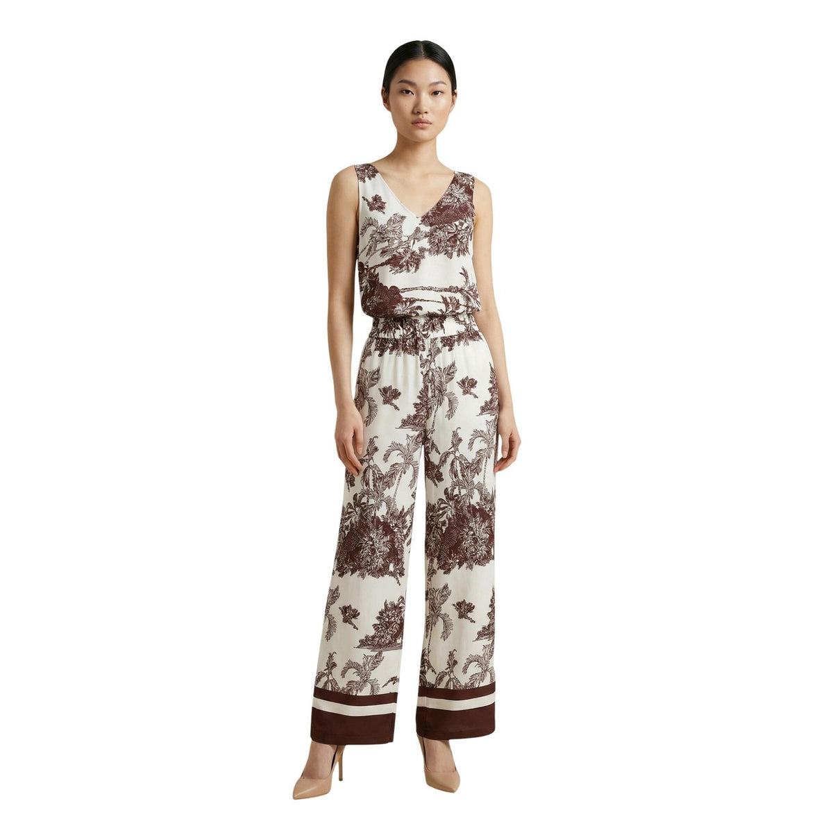Artigli Pantaloni Palazzo Viscosa; fantasia raffinata, banda decorativa al fondo e vita elastica. Taglio fluido, massimo comfort e stile contemporaneo. Vista frontale figura intera