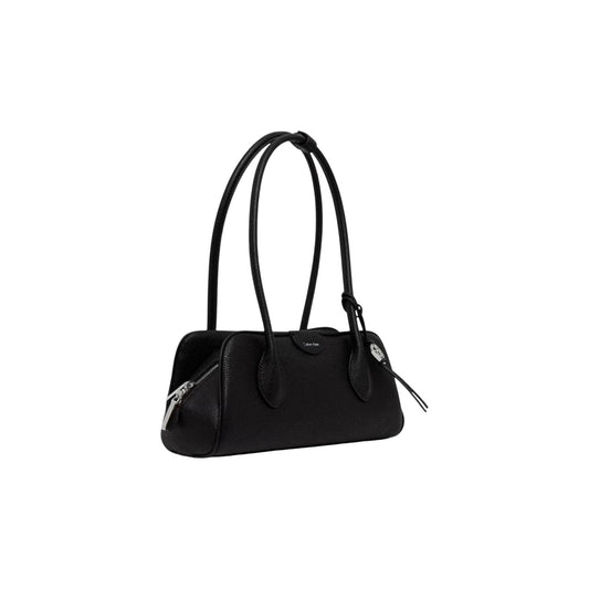 Borsa a Spalla Donna Calvin Klein Emblem Trio; Nero. 100% Poliuretano effetto martellato, chiusura superiore con zip, doppi manici e charm logo lucido. Silhouette compatta e allungata (30x15 cm), stile minimal contemporaneo. Frontale laterale