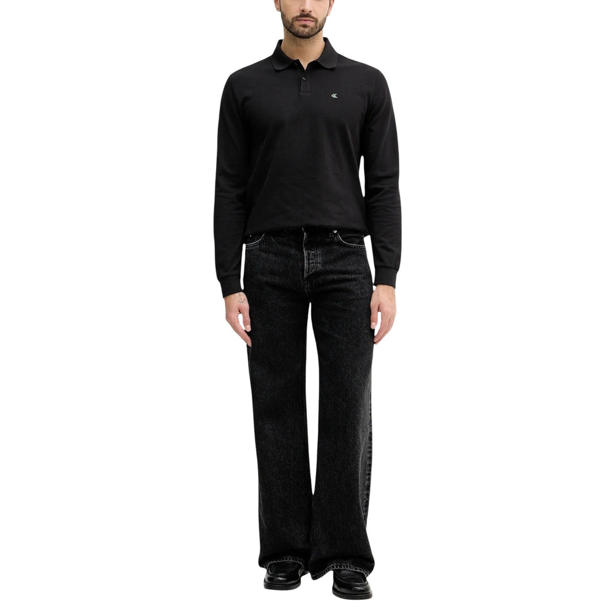 Polo Calvin Klein Jeans uomo nera con zip maniche lunghe - vista frontale figura intera indossata da modello