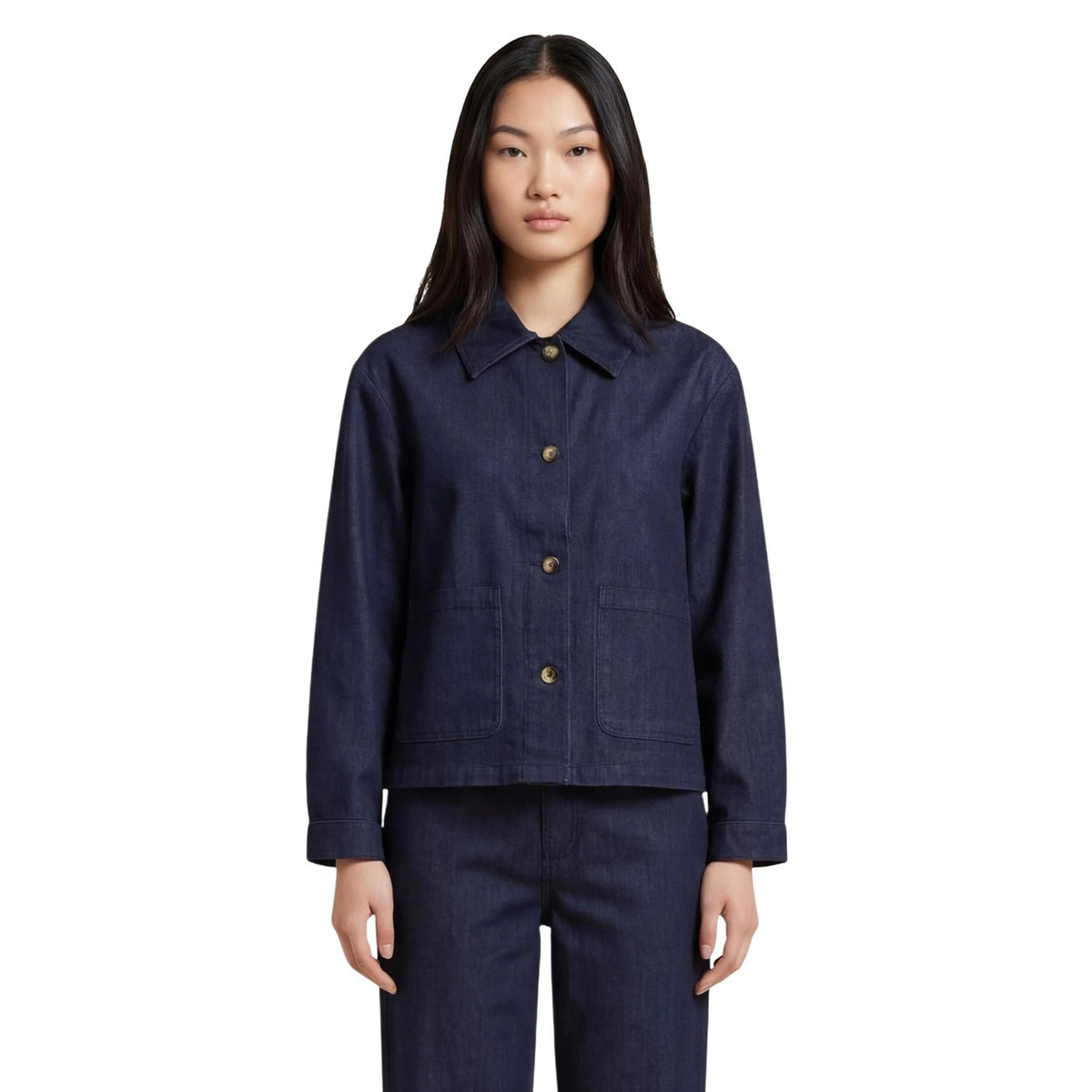 Giacca Only Onlashby in denim stretch, colore blu denim, chiusura a bottoni e ampie tasche frontali; vestibilità regolare e tessuto morbido leggermente elasticizzato. Vista frontale