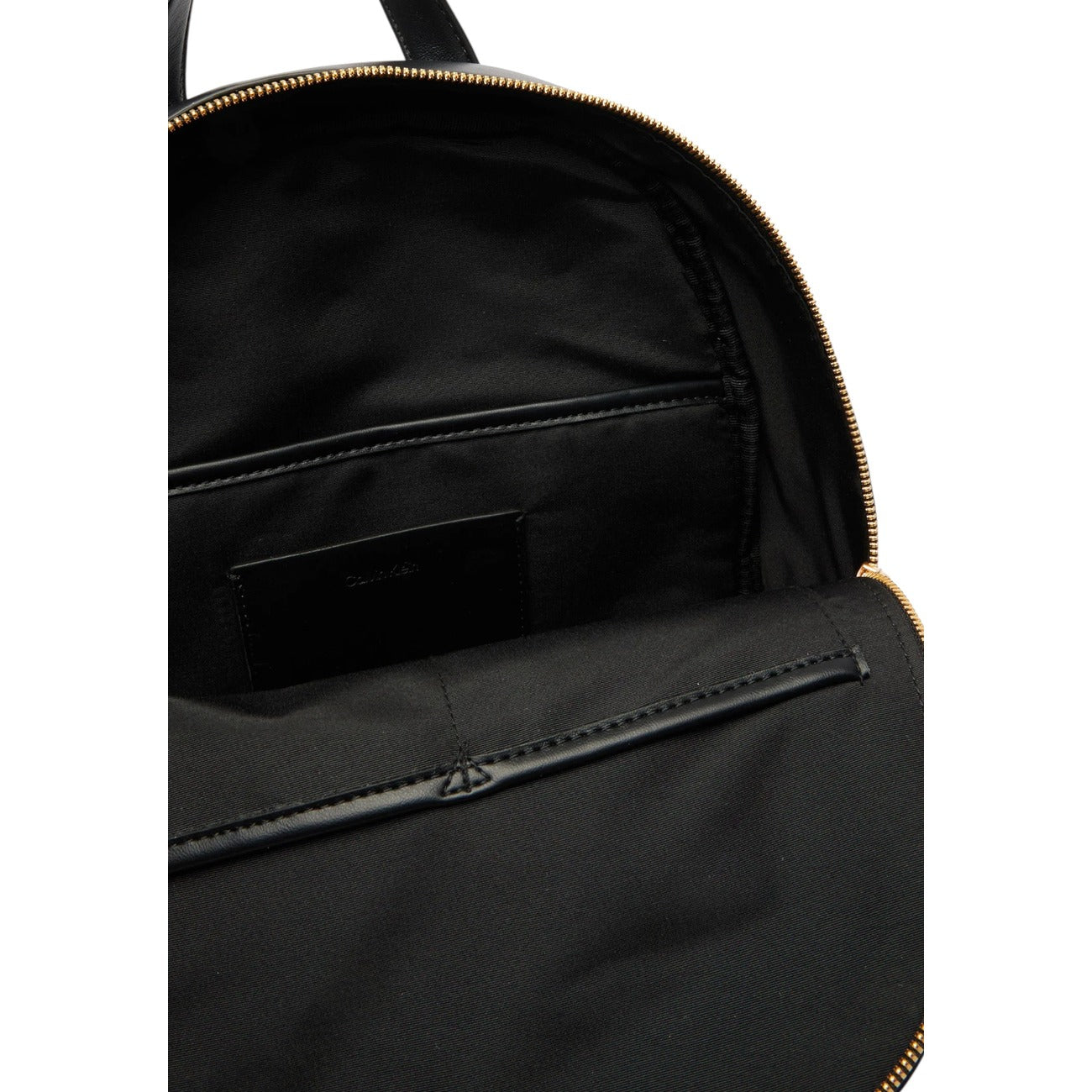 Zaino Donna Calvin Klein Bold CK; Nero. 100% Poliuretano liscio, chiusura con zip, spallacci regolabili e schienale traforato. Tasche interne e maxi logo frontale. Silhouette quadrata e capiente (35x35 cm), stile contemporaneo. Vista aperto