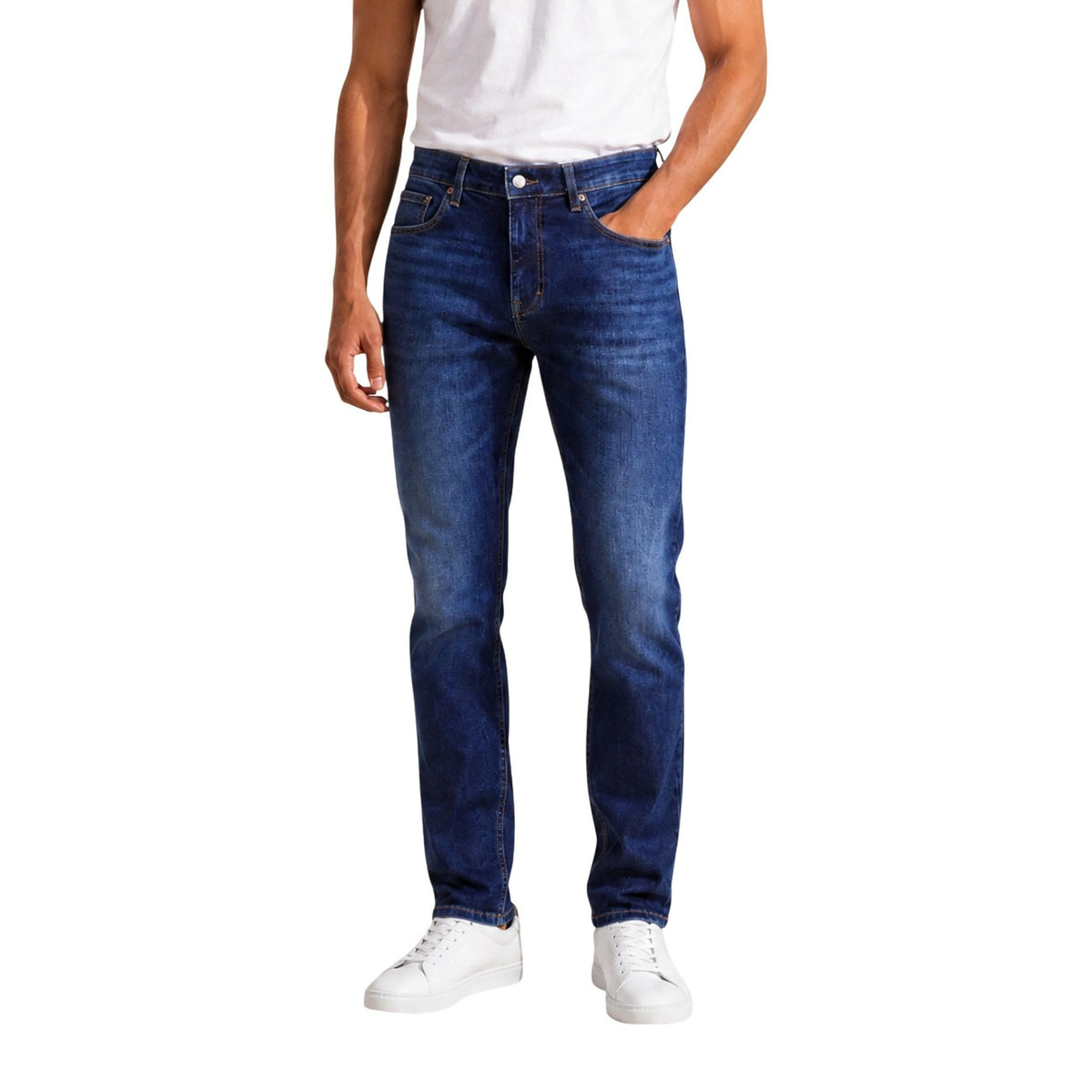 Jeans uomo Tommy Hilfiger Scanton Slim blu DM0DM23479. Jeans aderenti in cotone 99% e elastan con vita media, cuciture a contrasto, taschino con logo e salpa posteriore.