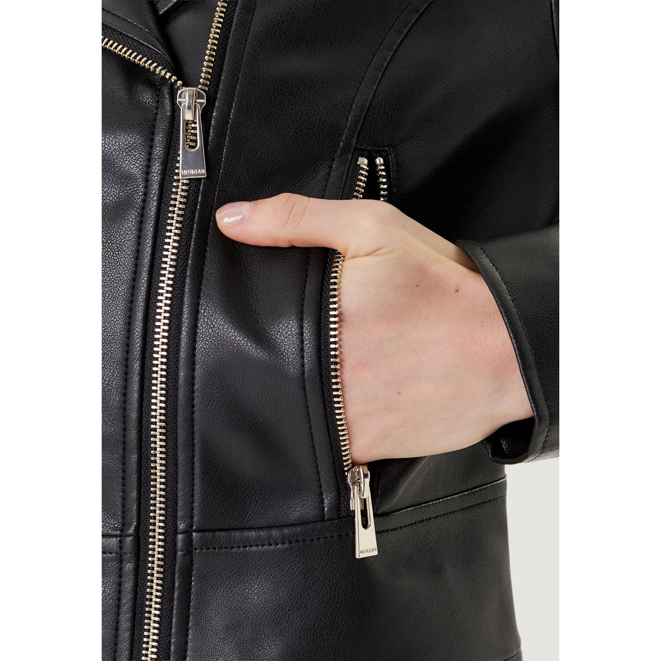 Blazer Biker Morgan De Toi; Nero. 100% Poliuretano (similpelle). Zip asimmetrica, tasche con zip, vestibilità sciancrata. Stile rock-chic per la mezza stagione. Dettaglio cerniera