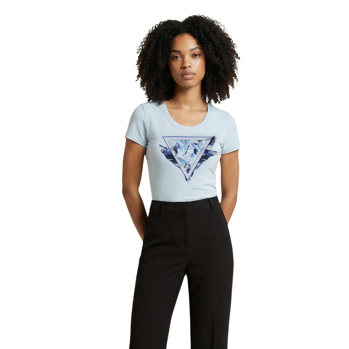 Guess T-shirt Logo Piume; cotone elasticizzato, scollo tondo, design iconico. La maglietta versatile con il tocco distintivo Guess. Colore azzurro. Vista frontale
