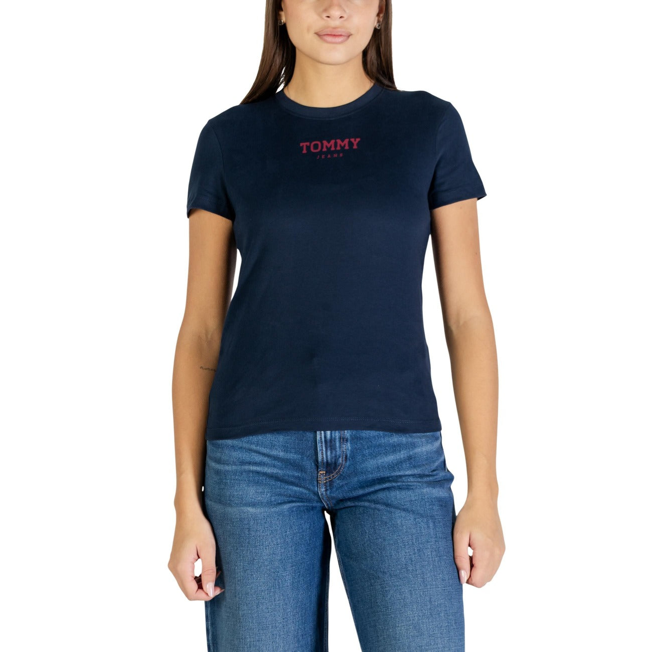 T-shirt donna Tommy Jeans; 100% cotone rigenerato, logo ricamato, maniche corte. Design minimalista e sostenibile. Colore blu. Vista frontale