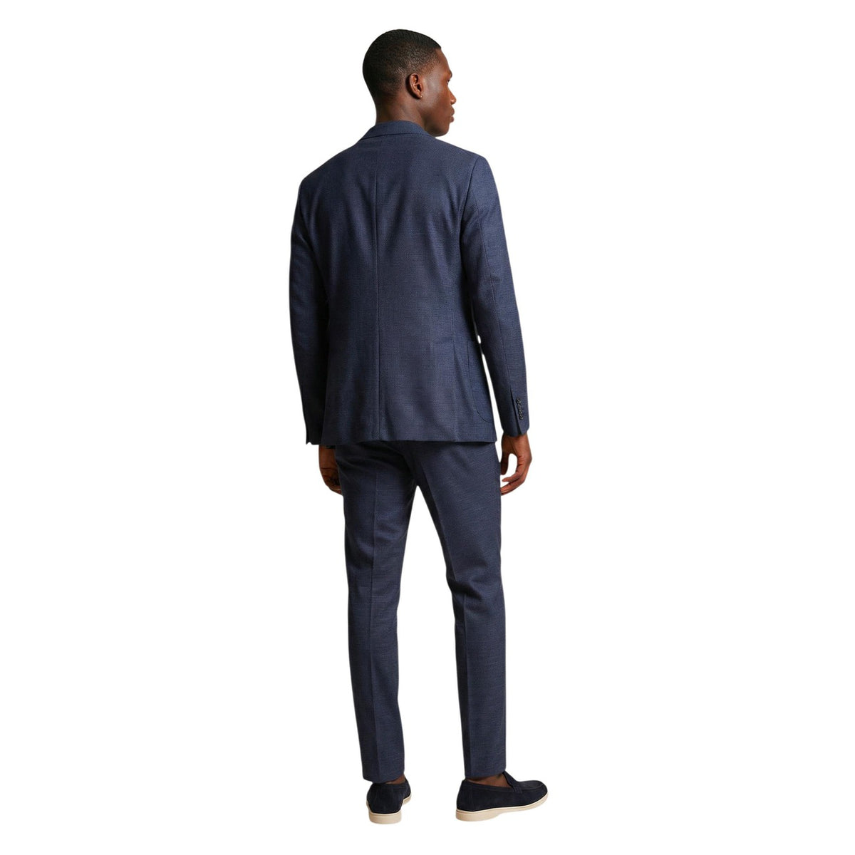 Abito Doppiopetto Mulish Blu; Modello Giorgione. Giacca 4 bottoni, revers a lancia, pantalone dritto. Tessuto comfort-stretch, vestibilità moderna. Ideale per cerimonie e business. Codice: ABS707. Vista posteriore