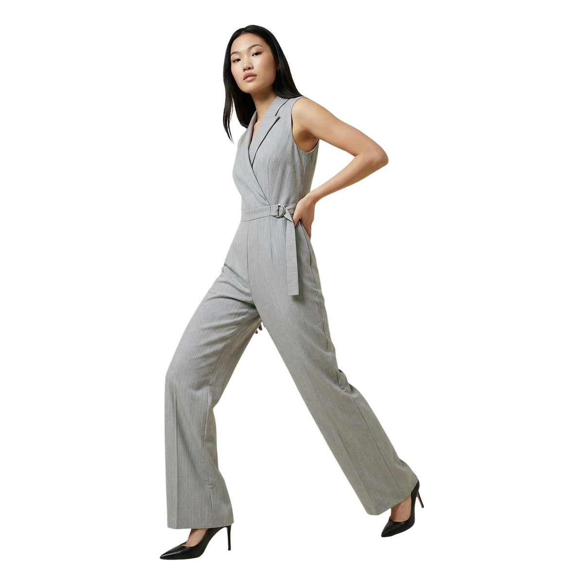 Artigli Jumpsuit grigia con Fibbia; tuta a gamba larga con revers e cintura metallica. Tessuto tecnico confortevole, vestibilità elegante e taglio contemporaneo.