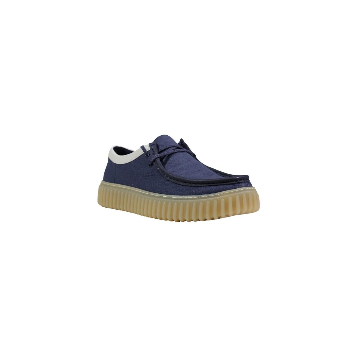 Clarks Torhill Lo Uomo; 100% tessile, suola platform carrarmato, stile Wallabee-inspired. Cuciture a vista, label logo, grip eccellente e leggerezza superiore. Colore blu vista frontale