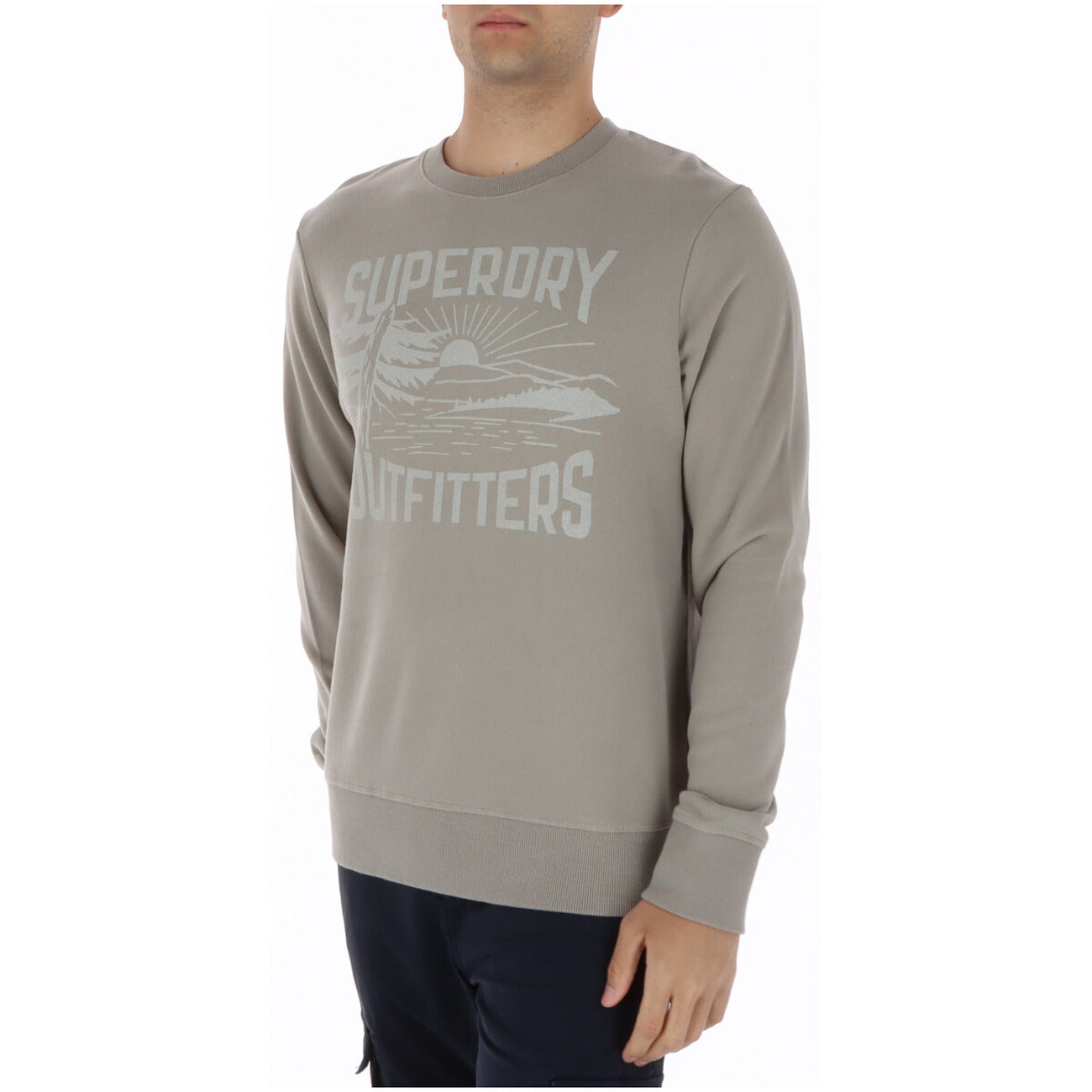 Felpa Superdry Retro Outdoor; Comfort Fit. Colore beige, grafica vintage, interno spazzolato. Maglia uomo girocollo, morbida e traspirante per la PE26.