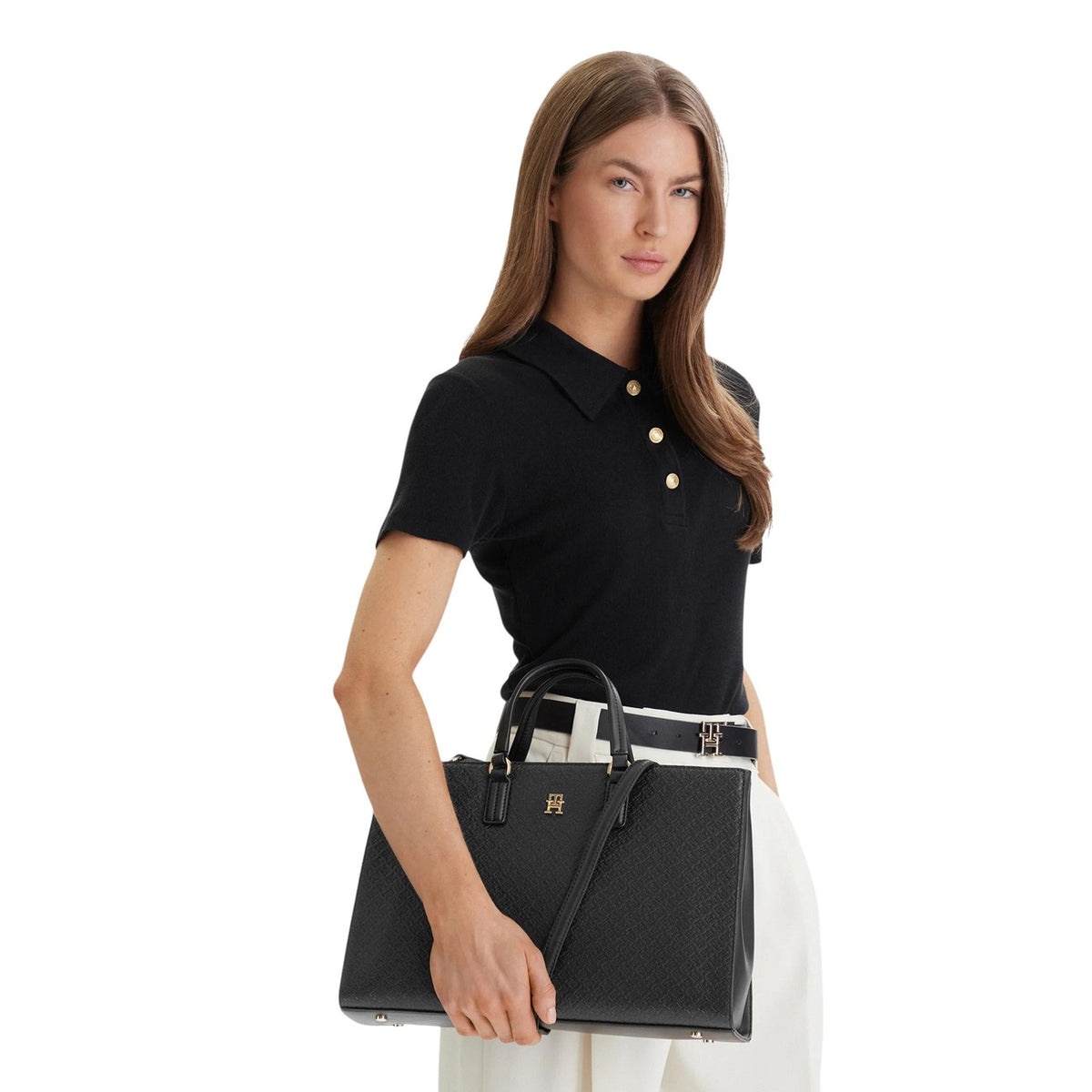 Tommy Hilfiger TH Daily Satchel; 100% poliuretano. Logo metallico dorato, piedini alla base, doppi manici. Borsa donna grande, strutturata e resistente per la stagione PE26. Colore nero vista frontale Indossata