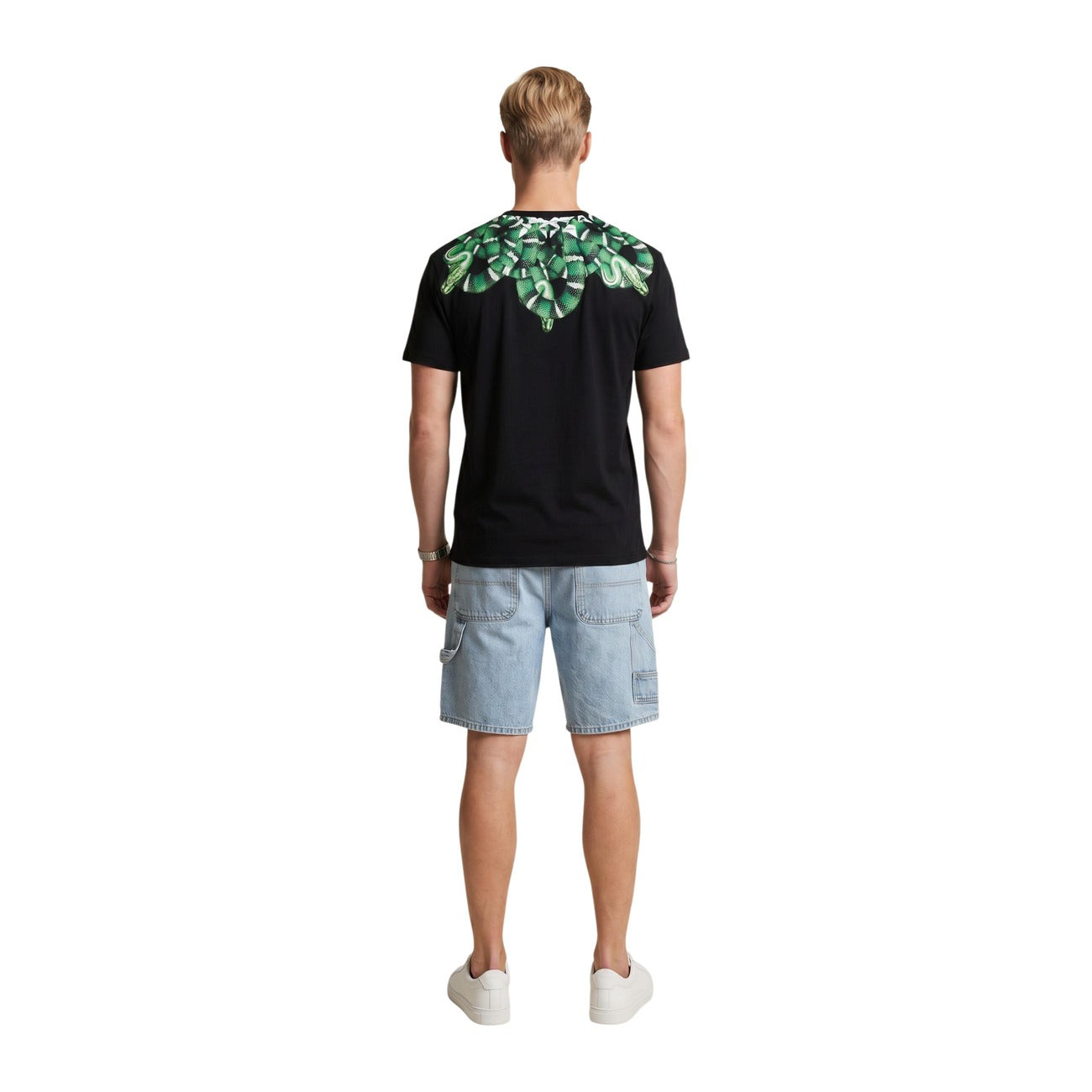 T-shirt County Of Milan; Nero. 100% Cotone premium. Stampa serpente su girocollo e spalle, maniche corte, fit regolare. Capo iconico streetwear, collezione Primavera/Estate 2026. Posteriore intera