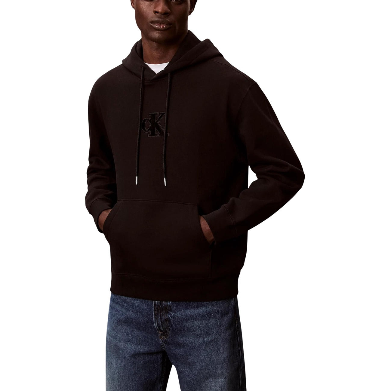 Felpa Relaxed Calvin Klein Monogram; 100% Cotone. Cappuccio con coulisse, tasca a marsupio, logo grafico. Taglio ampio e moderno, tessuto in pile di alta qualità. Nero