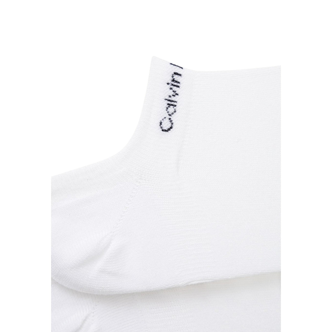 Calze Donna Calvin Klein Jeans 2P Sneaker Gripper; Bianco. 62% Poliestere, 35% Poliammide, 3% Elastam. Sistema antiscivolo sul tallone, invisibili, traspiranti. Confezione da 2 paia. Dettaglio logo