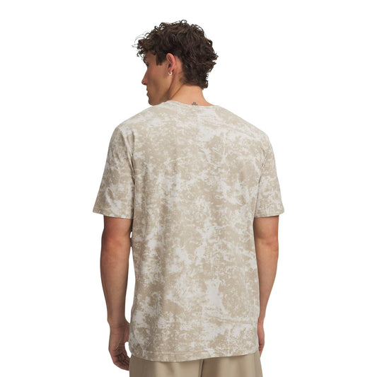 T-shirt Under Armour uomo beige modello 77-6013605. Maglietta tecnica a maniche corte girocollo beige con texture sfumata effetto marmo, tessuto leggero e traspirante in misto cotone per lo sport, l'allenamento e il tempo libero.
