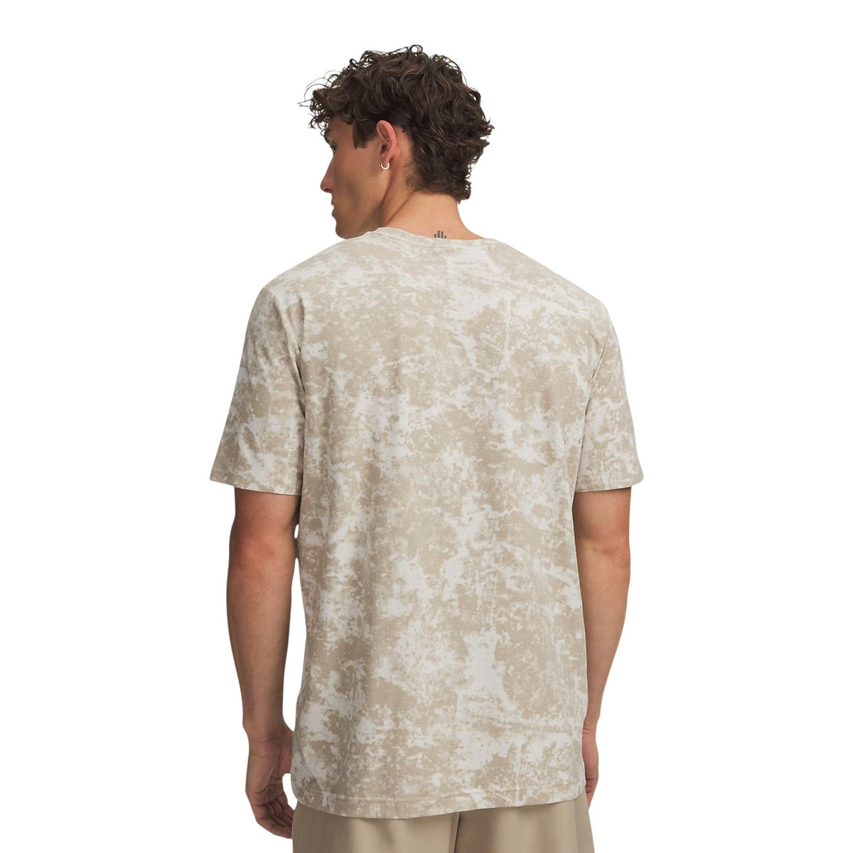 T-shirt Under Armour uomo beige modello 77-6013605. Maglietta tecnica a maniche corte girocollo beige con texture sfumata effetto marmo, tessuto leggero e traspirante in misto cotone per lo sport, l'allenamento e il tempo libero.