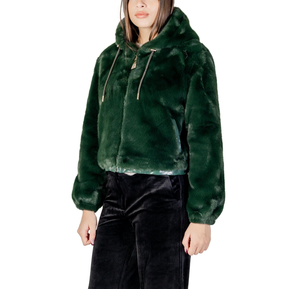 Bomber AYFEE Fake Fur; 100% Poliestere riciclato. Pelliccia ecologica, cappuccio con coulisse, dettagli metallici. Giubbotto donna morbido, caldo e sostenibile. Colore verde