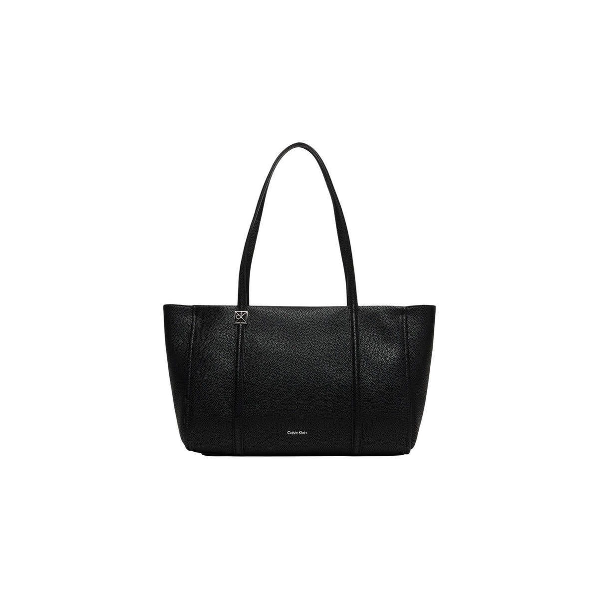 Borsa Tote Calvin Klein Emblem; 100% Poliuretano martellato. Chiusura con zip, doppi manici lunghi, dettagli dorati. Misure 48x25x15 cm. Borsa capiente 4 stagioni, stile casual-business. Vista frontale