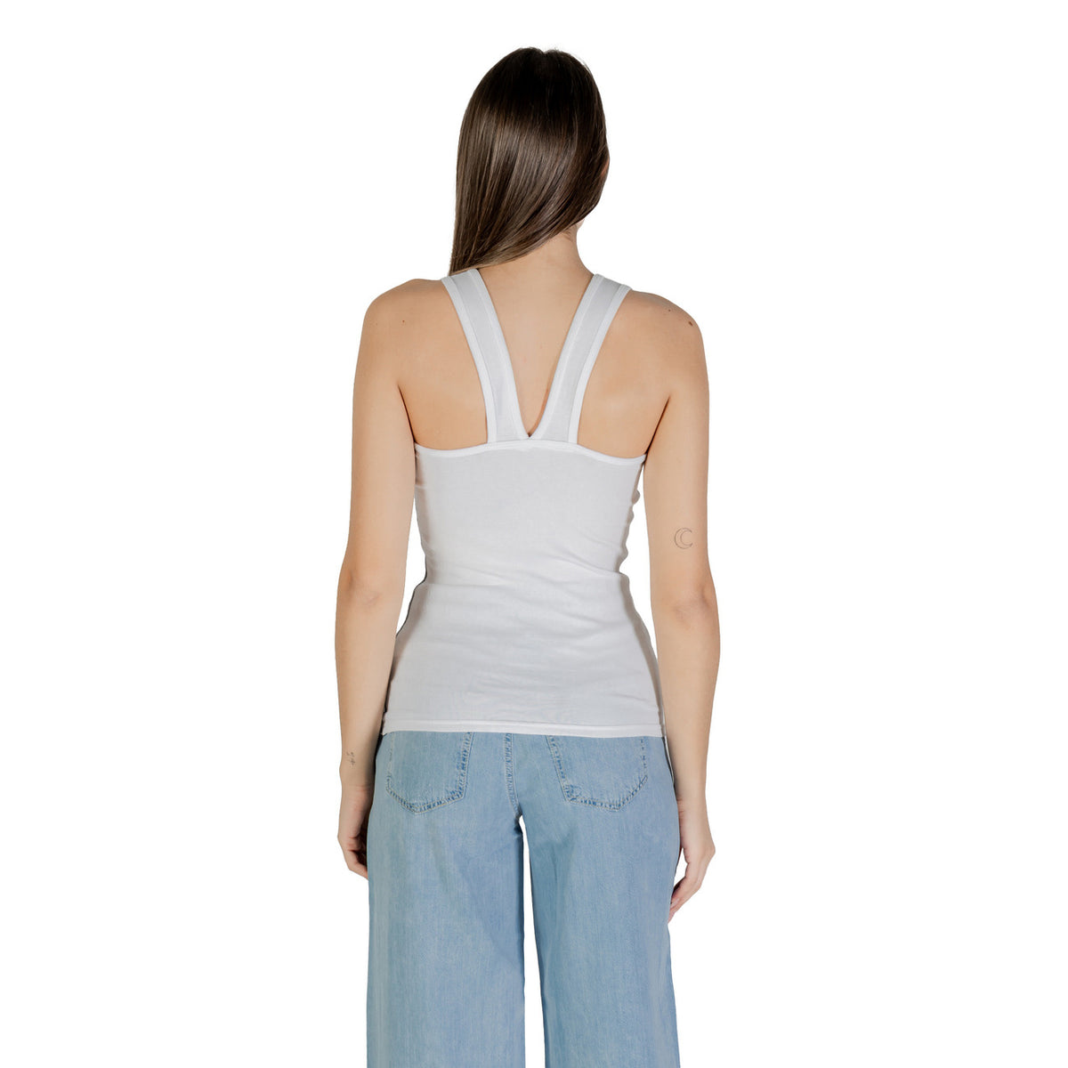 Canotta Calvin Klein Jeans SOLID TANK donna bianca brilliant white con stampa smanicato scollo tondo 93% cotone 7% elastan - vista posteriore retro indossata da modello