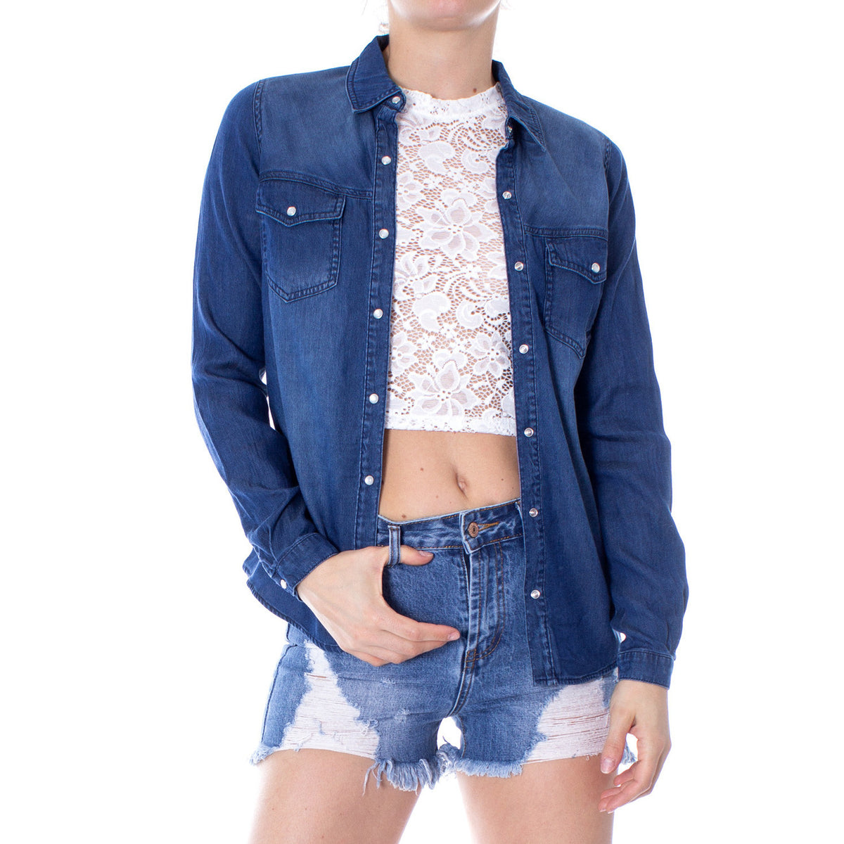 Camicia Vila Clothes di jeans donna blu con bottoni automatici maniche lunghe scollo tondo colletto classico tasche anteriori 30% cotone 70% lyocell - vista frontale indossata da modello