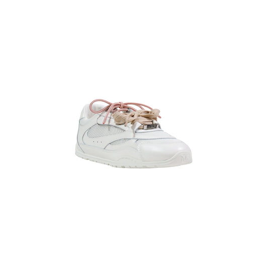 Sneakers Pinko Yulia 01 Bianche; 69% Pelle. Suola platform 3 cm, dettagli traforati, applicazione gioiello sui lacci. Calzata avvolgente e traspirante. Stile minimal-luxury Primavera/Estate. Vista frontale