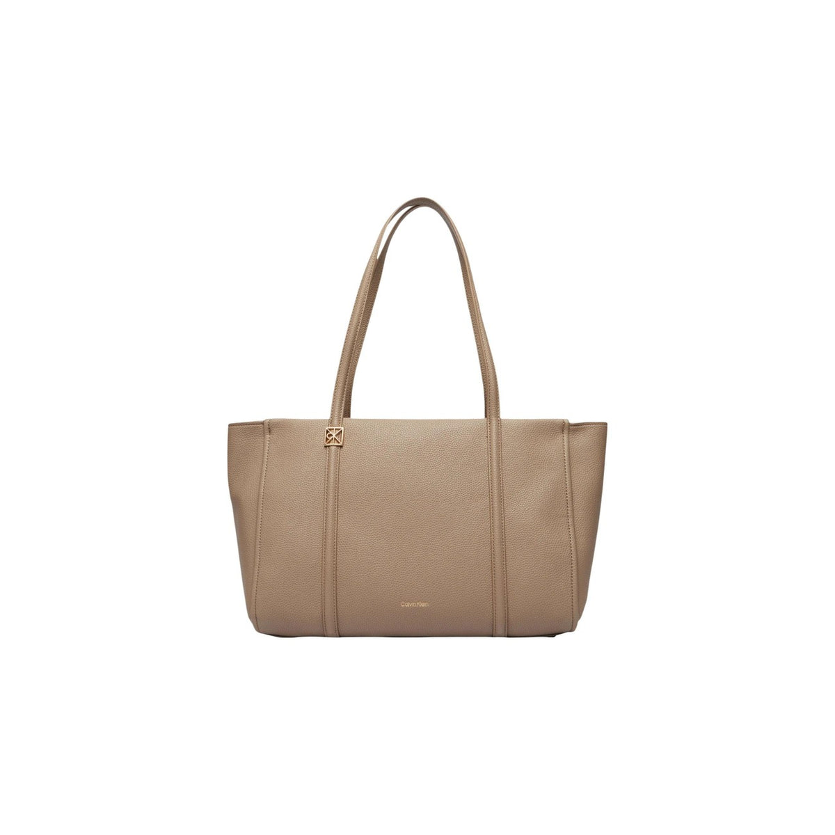 Borsa Tote CK martellata; chiusura con zip, tasca interna, doppi manici. 100% poliuretano, dimensioni 48x25x15 cm, emblem logo frontale Colore beige