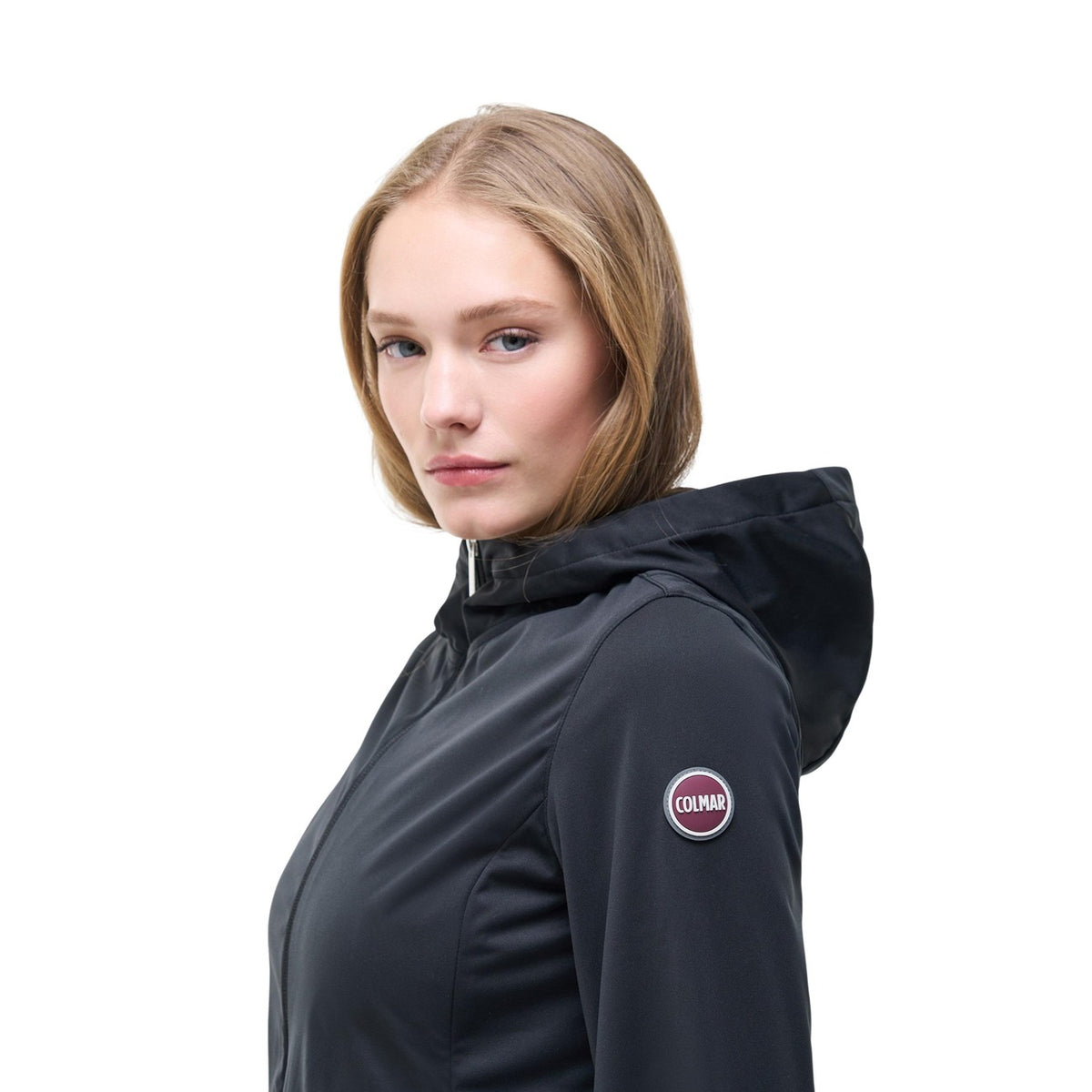 Giacca Colmar Originals nera donna 1964 6ZB. Giubbotto leggero da donna nero con cappuccio avvolgente, chiusura zip integrale, orlo rifinito e logo Colmar sulla manica, giacca mezza stagione casual e sportiva.