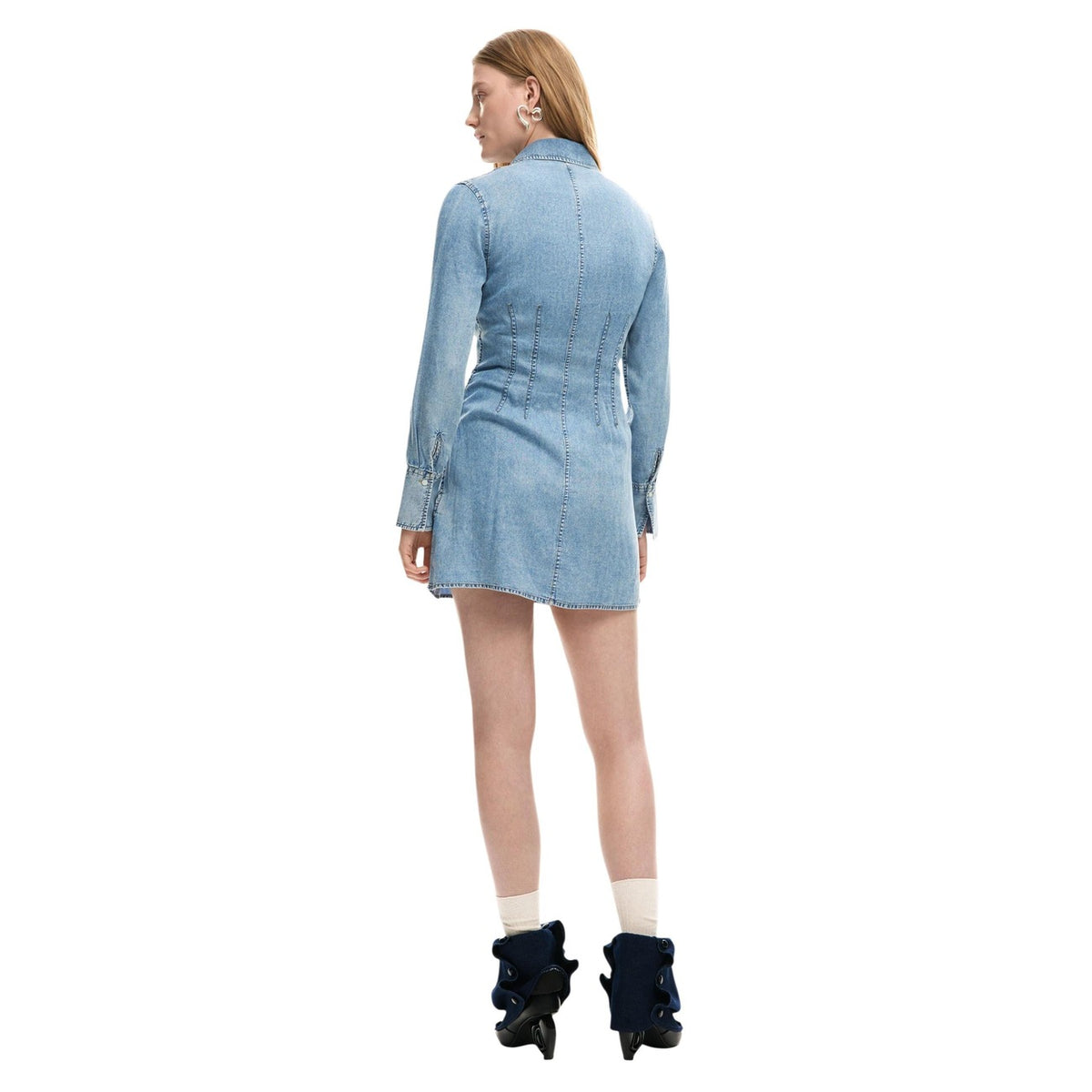 Abito in denim aderente, a maniche lunghe, con cerniera allo scollo e cuciture verticali in vita. Vista posteriore
