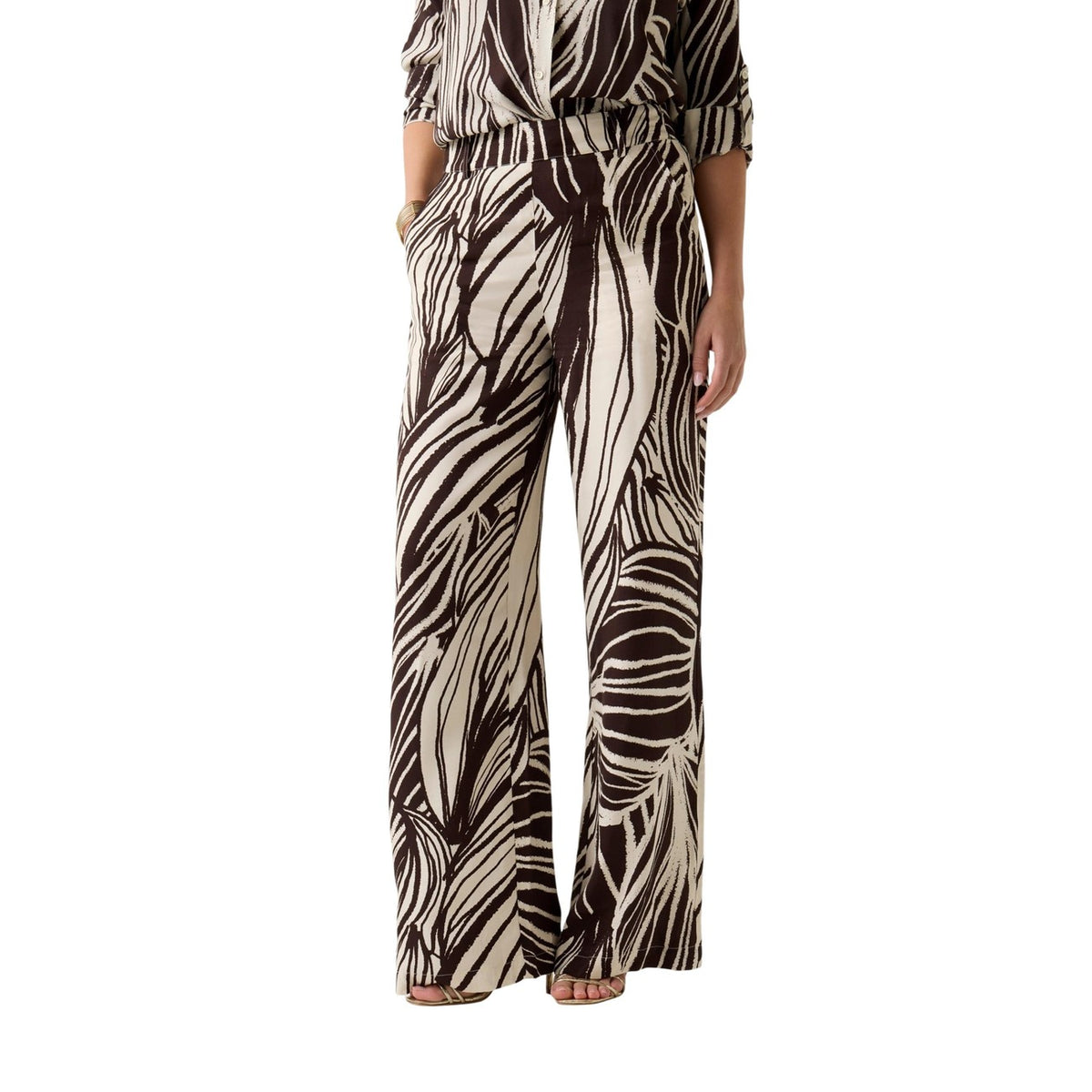 Pantaloni Guess Viscosa; gamba ampia, vestibilità rilassata, stampa all-over, vita elasticizzata. Eleganza e comfort firmati Guess. Vista frontale