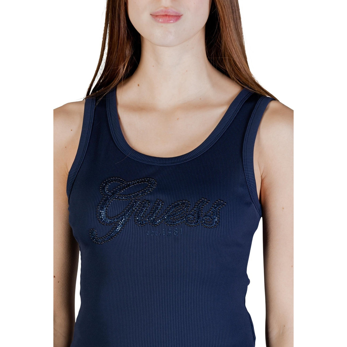 Dettaglio canotta Guess donna blu con logo ricamato e vestibilità aderente