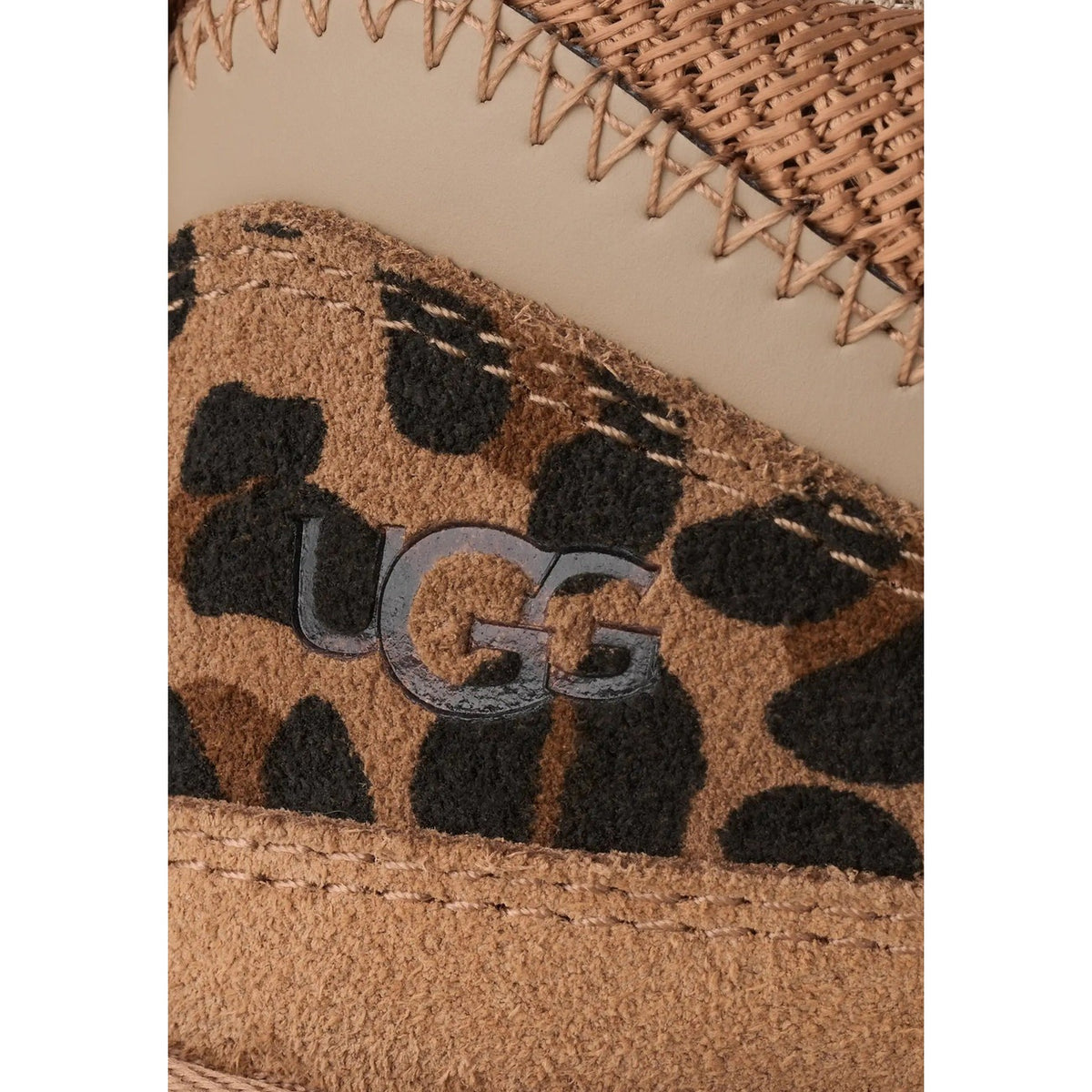 Scarpe da ginnastica UGG bambina leopardate marroni 1187370K. Sneaker basse animalier in camoscio maculato con suola ammortizzata in EVA da canna da zucchero, lacci larghi e fodera calda in UGGplush.
