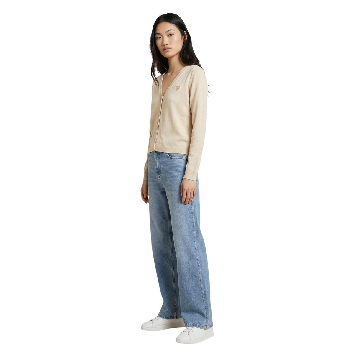 Cardigan Jacqueline De Yong donna beige con bottoni scollo tondo - vista laterale indossata da modello