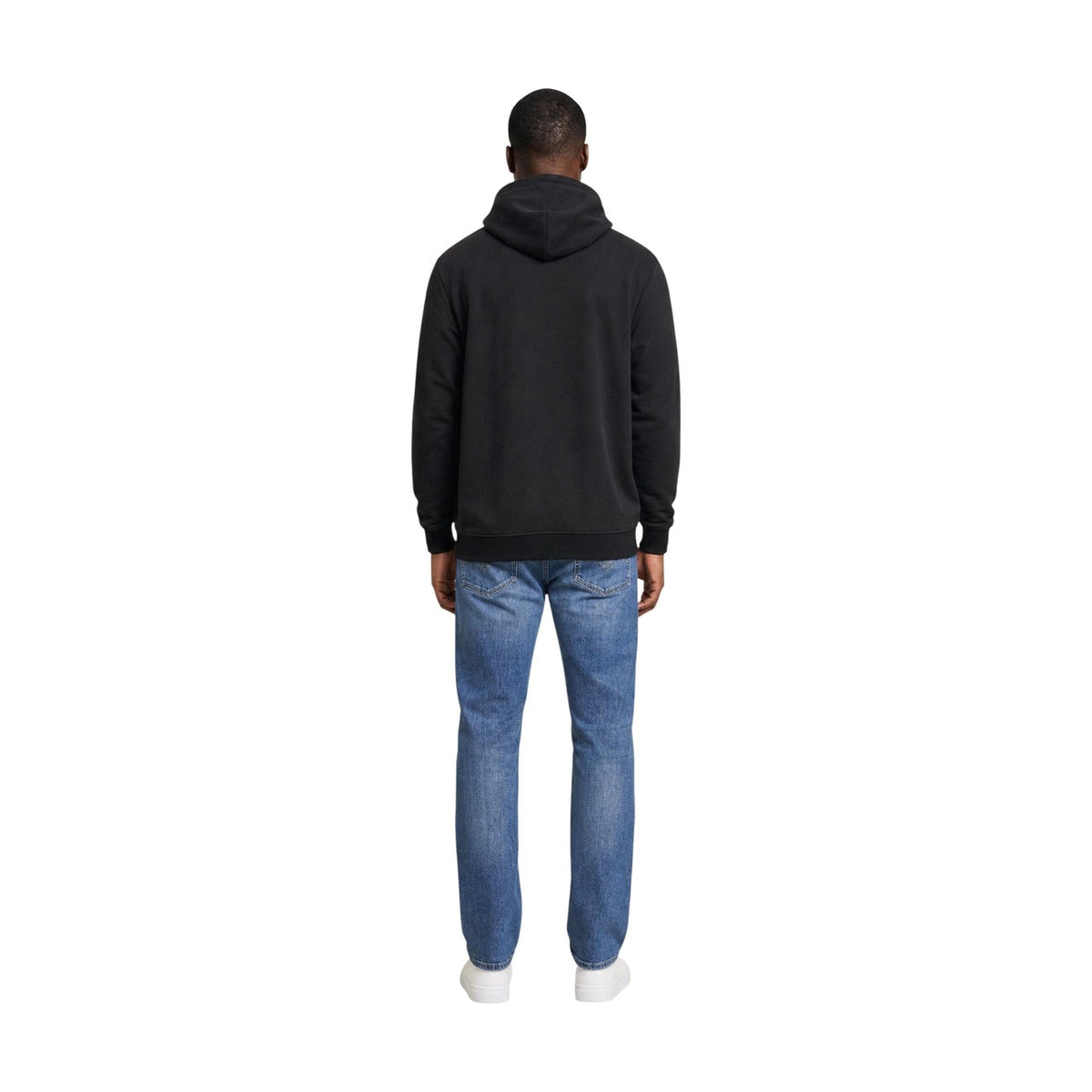 Felpa Nera Tommy Jeans; 100% Cotone Rigenerato. Cappuccio con coulisse, tasca a marsupio, logo ricamato. Morbida, sostenibile e versatile. Il must-have per la mezza stagione. Vista posteriore figura intera