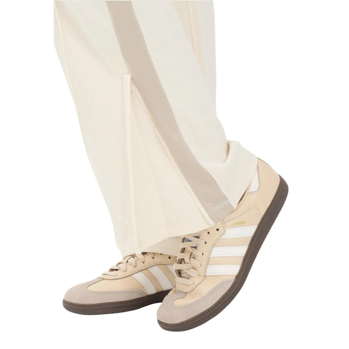 Calvin Klein Jeans Sporty Pant; pantaloni sportivi panna beige con spacchi sull'orlo, vita elastica, tessuto stretch (68% cotone). Stile iconico e comfort superiore. Vista frontale Dettaglio spacco