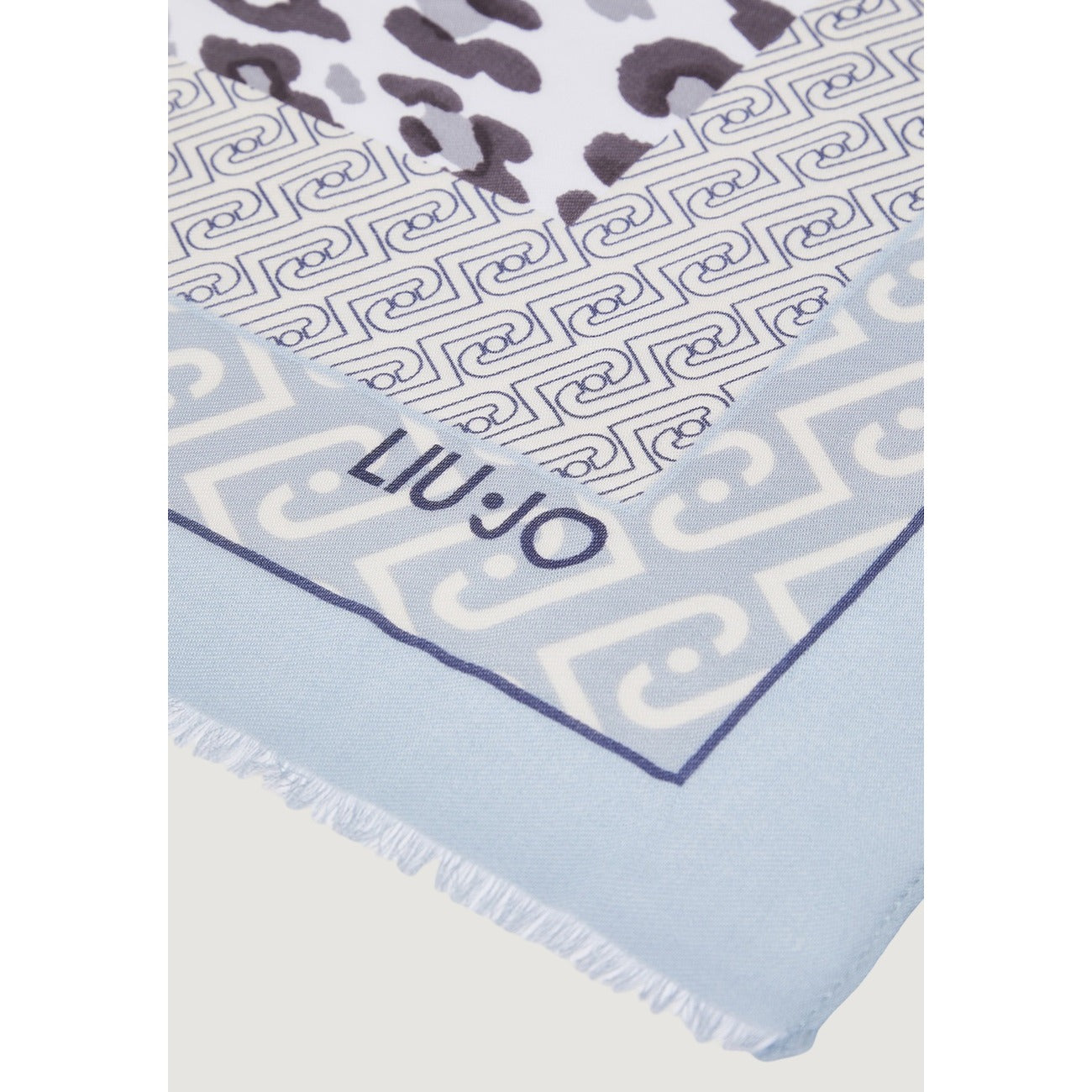 Stola Liu Jo Animalier; 100% modal, misure 90x180 cm. Stampa monogram e animalier, logo ricamato, finitura soft-touch. Leggera, traspirante e di tendenza. Dettaglio logo