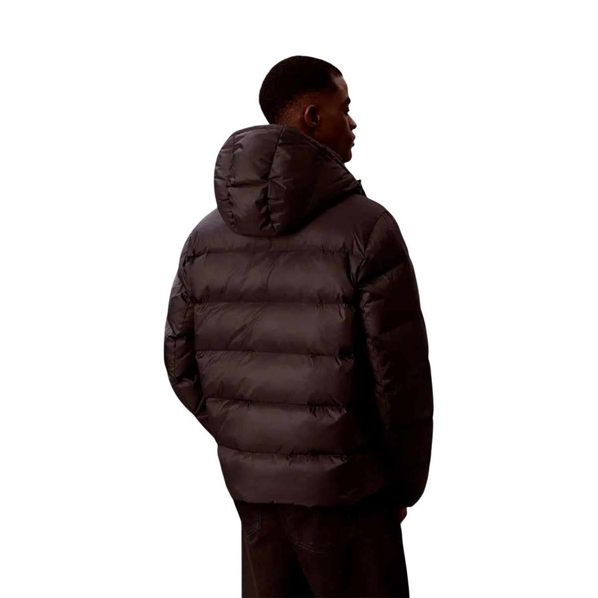 Piumino Calvin Klein uomo nero LV04RH502G. Giaccone invernale pesante bicolore style colour block in poliestere riciclato con cappuccio, logo CK, tasche laterali con cerniera e vestibilità regolare normal fit.