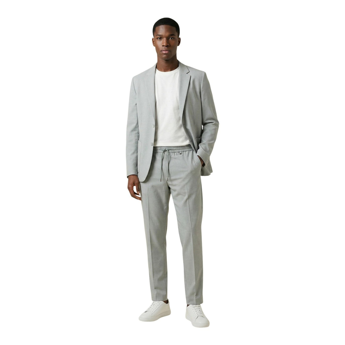 Pantaloni Antony Morato Neil; Regular Fit, tessuto elasticizzato, vita con coulisse. Piega centrale, logo metallico, stile hybrid-formal. Versatili, confortevoli e antipiega. Colore grigio vista frontale figura intera