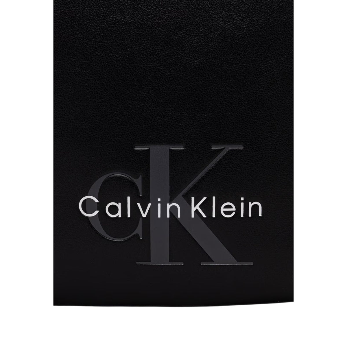 Borsa Monospalla Uomo Calvin Klein Sling; Nero. 100% Poliuretano, doppia tasca zippata, tracolla regolabile in nastro con lettering a contrasto. Dimensioni verticali (17x28 cm), stile casual-urban 4 stagioni. Dettaglio logo