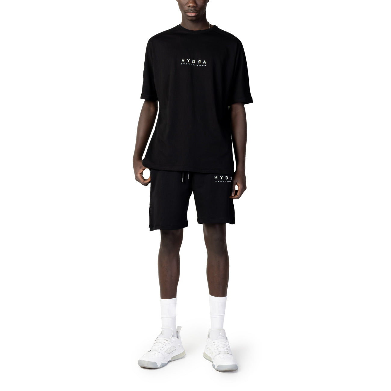 Completo shorts e t-shirt Hydra Clothing uomo nero modello NEW UNI. Tuta corta estiva stile streetwear minimalista in jersey di puro cotone con maglietta manica corta e pantaloncino con coulisse e tasche, abbigliamento casual e comodo da tempo libero.