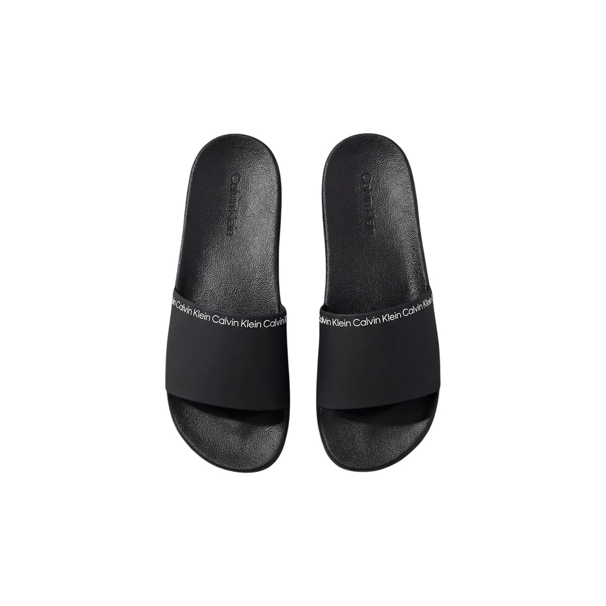 Ciabatte Calvin Klein Pool Slides; Nero. 100% Poliuretano Riciclato. Fascia con logo, plantare ergonomico, suola 2 cm. Leggere, resistenti ed ecosostenibili. Dall’alto frontale