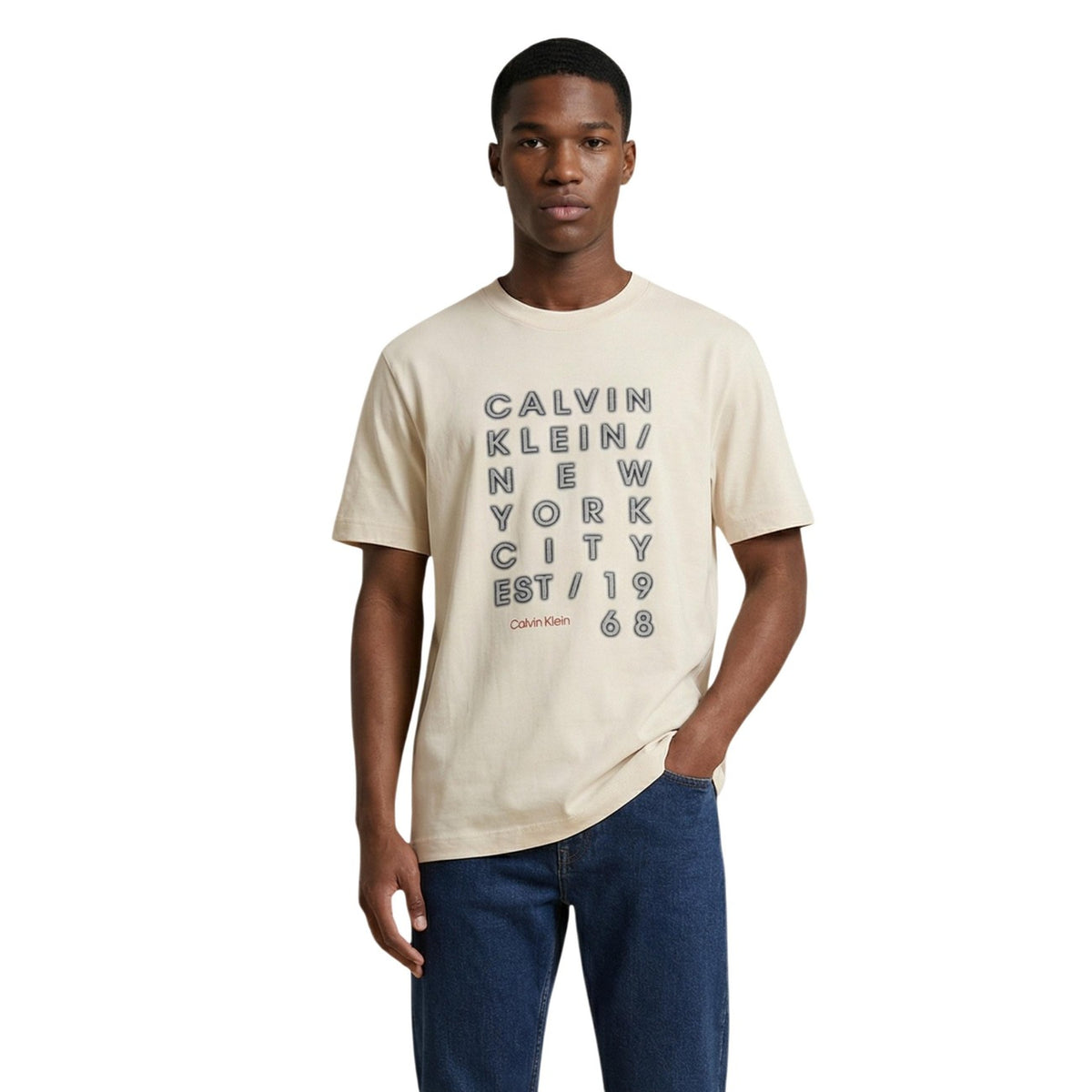 Calvin Klein Jeans Tee Beige; 100% cotone, stampa iconica, girocollo. T-shirt fresca e versatile, qualità premium CK. Vista frontale