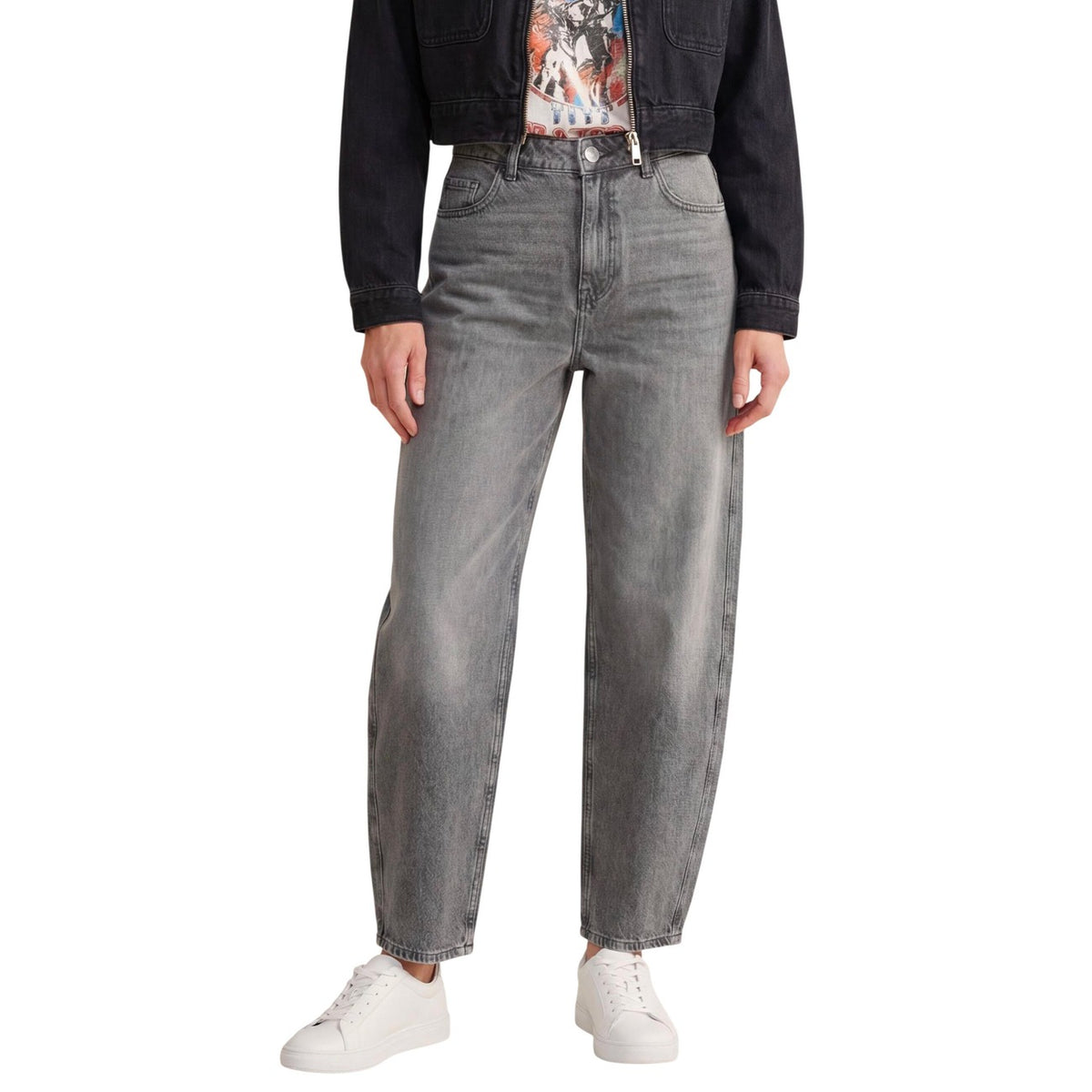 jeans larghi grigi da donna Jacqueline de Yong Jdysusie Mw Bar Mg 1031 Jeans Dnm Noos. vita alta presenta una gamba ampia e dritta. Realizzati con una composizione sostenibile di 80% cotone e 20% cotone riciclato. Vista frontale