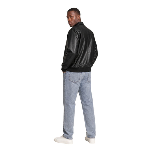 Giacca Leggera Nera Uomo Calvin Klein Jeans; Tessuto 100% poliestere riciclato con colletto classico e chiusura a zip. Polsini e fondo elastici con logo CK tono su tono sul petto, stile casual per mezza stagione. Vista posteriore intera
