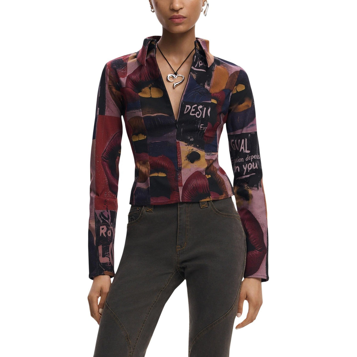 Blusa Desigual donna bordeaux con stampa geometrica maniche lunghe scollo a V 100% viscosa - vista frontale indossata da modello